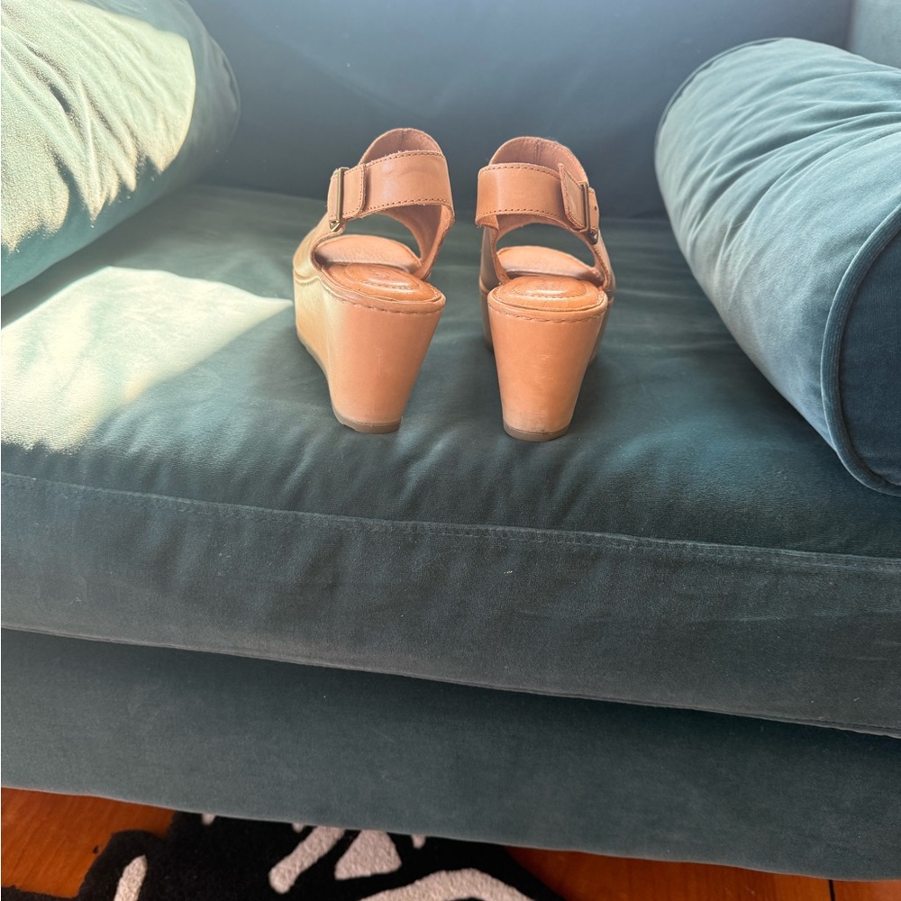 Women’s Tan Leather Peep-Toe Wedge Sandals - Picture 4 of 9